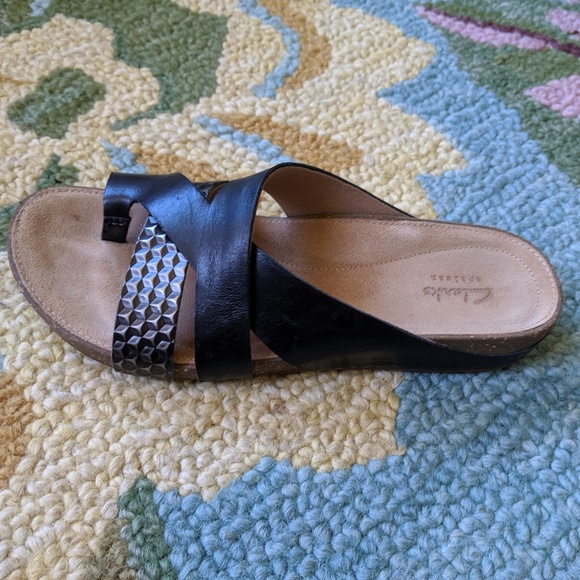 clarks toe loop sandals